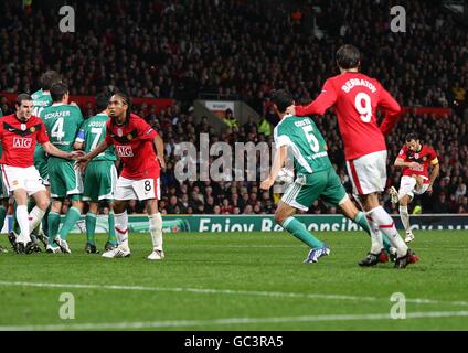 Football - UEFA Champions League - Groupe B - Manchester United / VfL Wolfsburg - Old Trafford.Ryan Giggs de Manchester United (à l'extrême droite) marque son premier but à partir d'un coup de pied libre. Banque D'Images