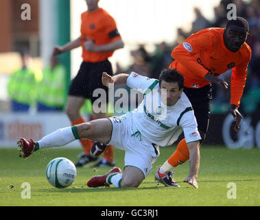 Liam Miller d'Hibernian et Morgaro Gomis de Dundee United lors du match de la première ligue écossaise de la Clydesdale Bank à Easter Road, Édimbourg. Banque D'Images