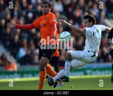 Liam Miller de Hibernian et Damian Casalinuovo de Dundee United lors du match de la première ligue écossaise de la Clydesdale Bank à Easter Road, Édimbourg. Banque D'Images