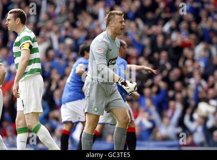 Artur Boruc (r) et Stephen McManus (l) du Celtic sont reniés après que Kenny Miller, des Rangers, ait terminé son deuxième but lors du match de la Clydesdale Bank Scottish Premier League à Ibrox, Glasgow. Banque D'Images