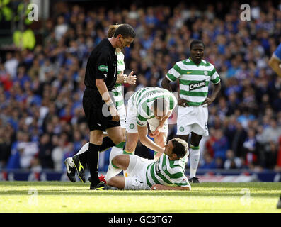 Soccer - Clydesdale Bank Scottish Premier League - Rangers contre Celtic - Ibrox.Scott McDonald du Celtic est blessé lors du match de la Clydesdale Bank Scottish Premier League à Ibrox, Glasgow. Banque D'Images