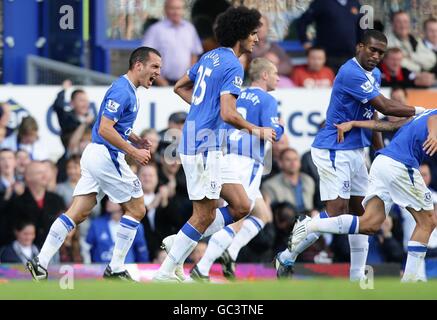 Leon Osman d'Everton (à gauche) célèbre avec ses coéquipiers après marquer ses côtés pour égaliser l'objectif Banque D'Images