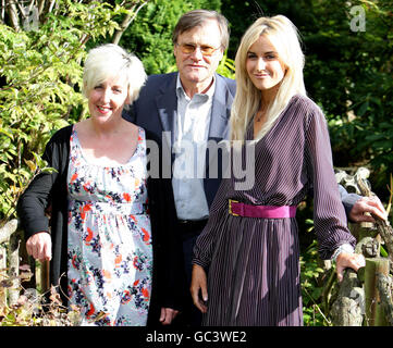 Les stars de la rue couronnement (de gauche à droite) Julie Hesmondhalgh (Hayley Cropper), David Neilson (Roy Cropper) et Katherine Kelly (Becky Granger) lancent le DVD de vacances roumain de la rue Coronation aux studios Granada de Manchester. Banque D'Images