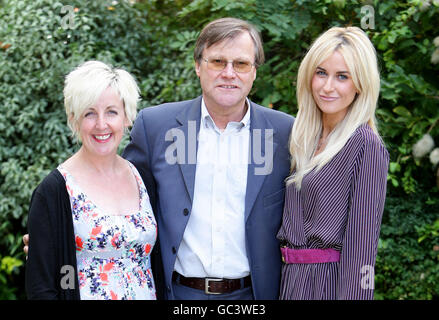 Les stars de la rue couronnement (de gauche à droite) Julie Hesmondhalgh (Hayley Cropper), David Neilson (Roy Cropper) et Katherine Kelly (Becky Granger) lancent le DVD de vacances roumain de la rue Coronation aux studios Granada de Manchester. Banque D'Images