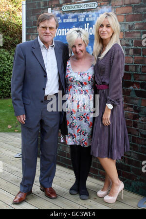 Les stars de la rue couronnement (de gauche à droite) David Neilson (Roy Cropper), Julie Hesmondhalgh (Hayley Cropper) et Katherine Kelly (Becky Granger) lancent le DVD de vacances roumain de la rue Coronation aux studios Granada de Manchester. Banque D'Images