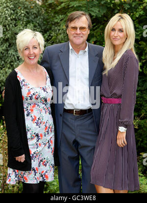 Les stars de la rue couronnement (de gauche à droite) Julie Hesmondhalgh (Hayley Cropper), David Neilson (Roy Cropper) et Katherine Kelly (Becky Granger) lancent le DVD de vacances roumain de la rue Coronation aux studios Granada de Manchester. Banque D'Images