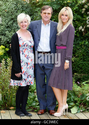 Les stars de la rue couronnement (de gauche à droite) Julie Hesmondhalgh (Hayley Cropper), David Neilson (Roy Cropper) et Katherine Kelly (Becky Granger) lancent le DVD de vacances roumain de la rue Coronation aux studios Granada de Manchester. Banque D'Images