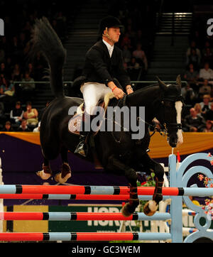 Leon Thijssen, des pays-Bas, sur Alex pendant le Grandstand Bienvenue lors du Horse of the Year Show 2009 au NEC de Birmingham. Banque D'Images