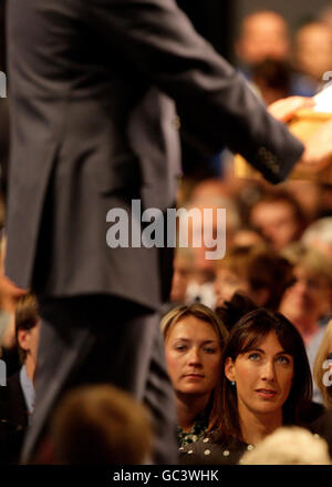 Samantha Cameron (en bas à droite) regarde son mari, le chef du Parti conservateur David Cameron, prononcer son discours d'ouverture aux délégués lors de la conférence du Parti conservateur à Manchester. Banque D'Images