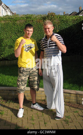 (De gauche à droite) James « Lights Out » Lilley, 23 ans, et Daniel « Lion Heart » Lerwell, 22 ans, qui sont les deux combattants de la cage pris en photo pour trier une paire de voyous qui les ont choisis pour s'habiller alors que les traîneurs prévoient de monter leur nouvelle renommée sur le ring. Banque D'Images