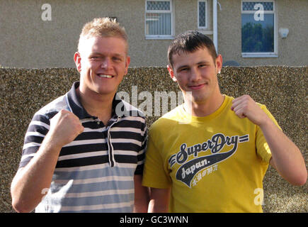 (De gauche à droite) Daniel « Lion Heart » Lerwell, 22 ans, et James « Lights Out » Lilley, 23 ans, qui sont les deux combattants de la cage pris en photo pour trier une paire de voyous qui les ont choisis pour s'habiller alors que les traîneurs prévoient de monter leur nouvelle renommée sur le ring. Banque D'Images