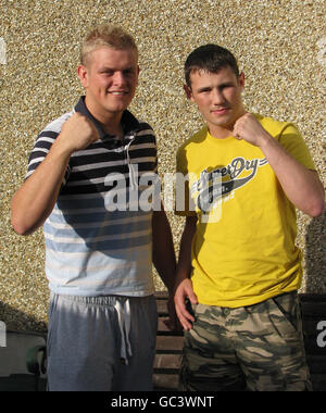 (De gauche à droite) Daniel « Lion Heart » Lerwell, 22 ans, et James « Lights Out » Lilley, 23 ans, qui sont les deux combattants de la cage pris en photo pour trier une paire de voyous qui les ont choisis pour s'habiller alors que les traîneurs prévoient de monter leur nouvelle renommée sur le ring. Banque D'Images