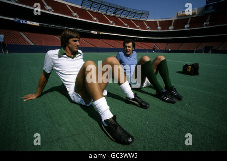 (l-r) les joueurs du New York Cosmos Johan Cruyff et Franz Beckenbauer pendant leur entraînement pour leur match de football Bowl contre les Rowdies de Tampa Bay Banque D'Images