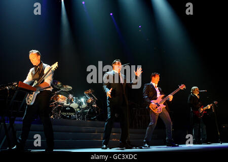 (De gauche à droite) Gary Kemp, Tony Hadley, Martin Kemp et Steve Norman de Spandau Ballet à l'O2 Arena de Dublin pour la première nuit de leur retour. Banque D'Images