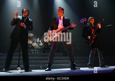 (De gauche à droite) Tony Hadley, Martin Kemp et Steve Norman de Spandau Ballet à l'O2 Arena de Dublin pour la première nuit de leur retour. Banque D'Images