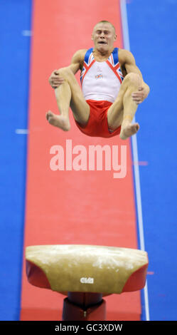 Gymnastique - Championnats du monde de gymnastique artistique 2009 - O2 Arena.Le Theo Seager de Grande-Bretagne est en compétition sur la voûte lors des championnats du monde de gymnastique à l'O2 Arena de Londres. Banque D'Images