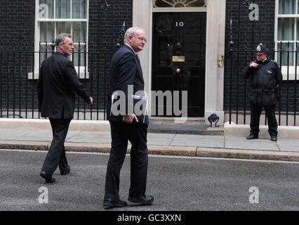 Le sous-premier ministre de l'Irlande du Nord, Martin McGuinness (à droite), et le sous-ministre, Gerry Kelly, arrivent au 10 Downing Street à Londres ce matin avant de rencontrer le premier ministre, Gordon Brown. Banque D'Images