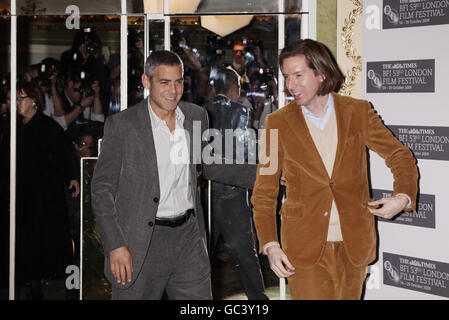 George Clooney (à gauche) et le réalisateur Wes Anderson lors d'une séance photo pour « Fantastic MR Fox », à l'hôtel Dorchester dans le centre de Londres. Banque D'Images