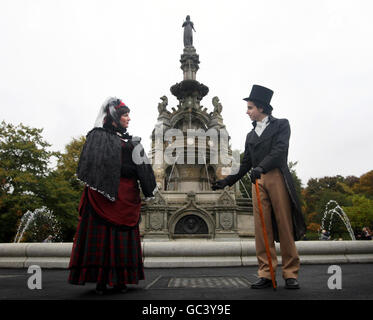 Les acteurs de Tram Direct se trouvent à côté de la fontaine Stewart Memorial à Kelvingrove Park, Glasgow, après une restauration en 500,000. Banque D'Images