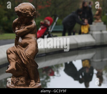 Les membres du public se retrouvent dans l'eau de la fontaine Stewart Memorial à Kelvingrove Park, Glasgow, après une restauration en 500,000. Banque D'Images