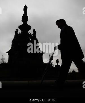 Un membre du public passe devant la fontaine Stewart Memorial à Kelvingrove Park, Glasgow, après une restauration en 500,000. Banque D'Images