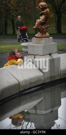 Sonny Azurbia-Fraser se reflète dans l'eau de la fontaine Stewart Memorial à Kelvingrove Park, Glasgow, après une restauration en 500,000. Banque D'Images