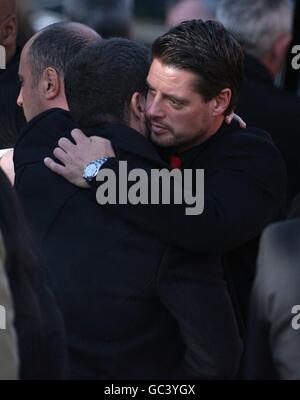 Keith Duffy (à droite) et Shayne Ward aux funérailles de Stephen Gately à l'église St Laurence O'Toole, Sevilla place, Dublin Banque D'Images