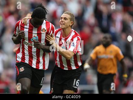 Kenwyne Jones, de Sunderland (à gauche), célèbre son deuxième but à partir de la zone de pénalité avec la coéquipier Jordan Henderson (à droite). Banque D'Images