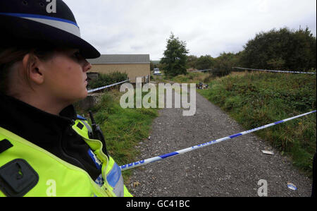 Un policier sur les lieux de Swansea où un garçon a été tué dans un accident apparent avec une arme à air. Banque D'Images