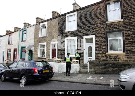 EDS NOTE: PLAQUE D'IMMATRICULATION FLOUE PAR IMAGE BUREAU police à l'extérieur d'une maison à Nelson, dans le Lancashire, après que les agents de la contre-terreur ont utilisé les pouvoirs en vertu de la loi sur le terrorisme pour raid sur la propriété. Banque D'Images