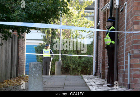 Police du Lancashire et officiers de police judiciaire sur les lieux de Skelmersdale, dans le Lancashire, où les corps d'un homme et d'une femme ont été découverts dans une maison. Banque D'Images