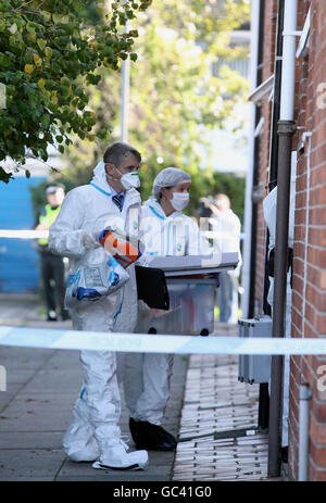 Police du Lancashire et officiers de police judiciaire sur les lieux de Skelmersdale, dans le Lancashire, où les corps d'un homme et d'une femme ont été découverts dans une maison. Banque D'Images