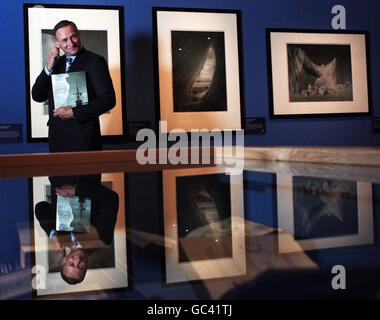 L'explorateur David Hempleman-Adams regarde quelques photos exposées lors du lancement de l'exposition Heroes of Antarctic exploration Past and Present, à la Queen's Gallery, Palais de Holyroodhouse, Édimbourg. Banque D'Images