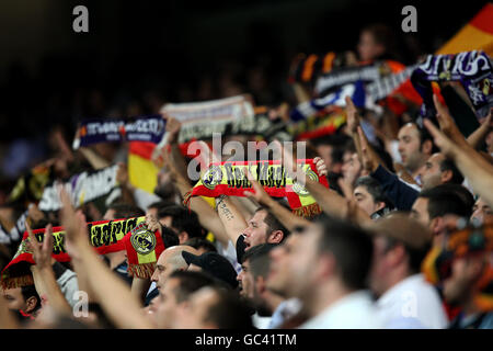 Football - Ligue des champions de l'UEFA - Groupe C - Real Madrid / Olympique de Marseille - Santiago Bernabeu.Les fans du Real Madrid montrent leur soutien à leur équipe Banque D'Images