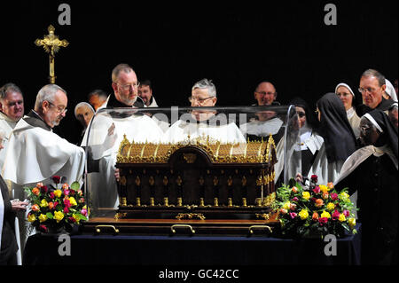 Les reliques de Saint-Thérèse de Lisieux arrivent à York Minster. Banque D'Images