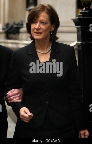 Ancienne directrice des services à l'enfance au Conseil Haringey Sharon Shoesmith, à l'extérieur des cours royales de justice, dans le centre de Londres, qui effectue un examen judiciaire de son congédiement. Banque D'Images