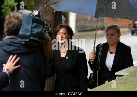 Ancienne directrice des services à l'enfance au Conseil Haringey Sharon Shoesmith (centre) à l'extérieur des cours royales de justice, dans le centre de Londres, qui effectue un contrôle judiciaire de son congédiement. Banque D'Images