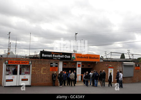 Football - Coca-Cola football League 2 - Barnett / Grimsby Town - Underhill.Vue générale sur les tourniquets et le prix d'entrée au stade Underhill Banque D'Images