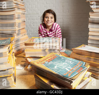 Tui Hakaraia-Holmes, 8 ans, est entouré de formes d'idées, qui ont été soumises à l'Office de la propriété intellectuelle par plus de 85,000 jeunes innovateurs après avoir visité le Wallace & Gromit pour présenter UNE exposition World of crainting Ideas au Musée des Sciences de Londres. Banque D'Images