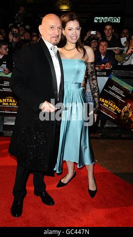 Sir Ben Kingsley et son épouse, l'actrice Daniela Lavender, arrivent pour la première mondiale du fantastique M. Fox lors du gala d'ouverture du Times BFI London film Festival à l'Odeon, Leicester Square Banque D'Images