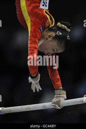 Kexin de Chine il se produit sur les barreaux inégaux lors des championnats du monde de gymnastique à l'O2 Arena de Londres. Banque D'Images