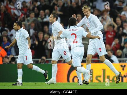 Football - coupe du monde de la FIFA 2010 - partie qualifiante - Groupe six - Angleterre / Biélorussie - Stade Wembley.Peter Crouch (à droite), en Angleterre, célèbre le but d'ouverture avec ses coéquipiers (G-D) Aaron Lennon, Frank Lampard et Glen Johnson. Banque D'Images