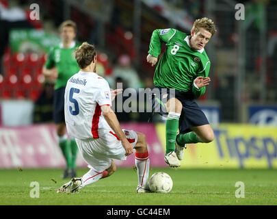 Football - coupe du monde de la FIFA 2010 - partie qualifiante - troisième groupe - République tchèque / Irlande du Nord - Stade Spartan.Steven Davis, originaire d'Irlande du Nord, s'attaque au roman Hubnik de la République tchèque Banque D'Images