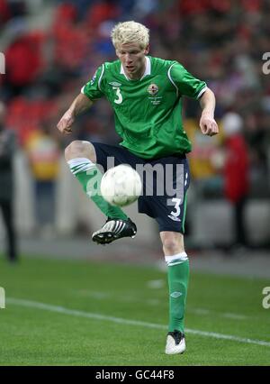 Football - coupe du monde de la FIFA 2010 - partie qualifiante - troisième groupe - République tchèque / Irlande du Nord - Stade Spartan.Ryan McGivern, de l'Irlande du Nord, en action contre la République tchèque Banque D'Images