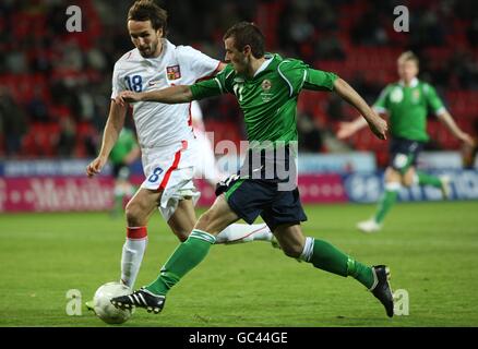 Football - coupe du monde de la FIFA 2010 - partie qualifiante - troisième groupe - République tchèque / Irlande du Nord - Stade Spartan.Tomas Sivok (à gauche) de la République tchèque et Niall McGinn d'Irlande du Nord se battent pour le ballon Banque D'Images