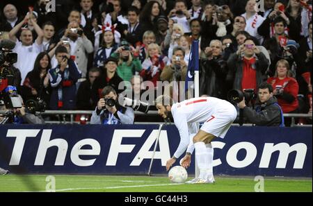 Football - coupe du monde de la FIFA 2010 - partie qualifiante - Groupe six - Angleterre / Biélorussie - Stade Wembley. Le David Beckham d'Angleterre fait la queue Banque D'Images