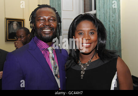 Levi Roots et Tessa Sanderson posent lors de la réception Black Powerlist à Downing Street, Londres. Banque D'Images