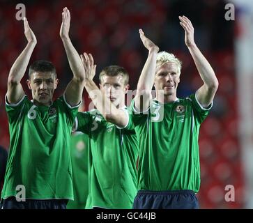 (Gauche-droite) Chris Baird, Michael O'Connor et Ryan McGivern en Irlande du Nord applaudissent les fans après le match Banque D'Images