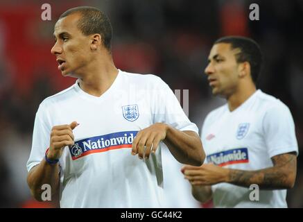 Football - coupe du monde de la FIFA 2010 - partie qualifiante - Groupe six - Angleterre / Biélorussie - Stade Wembley.Gabriel Agbonlahor (à gauche) et Aaron Lennon (à droite) d'Angleterre s'échauffent avant le début du match. Banque D'Images