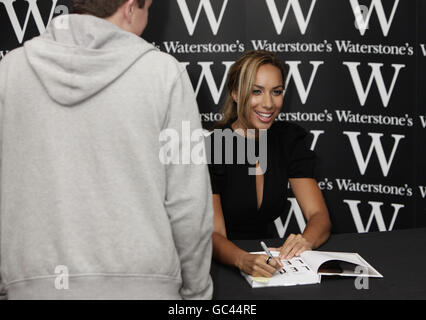 Leona Lewis lors d'une session de signature de son livre 'Deams', à Waterstone's à Piccadilly, dans le centre de Londres. Banque D'Images